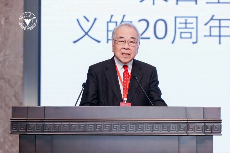 挨拶する日本科學協會の高橋正征會長（寫真提供?浙江大學）。