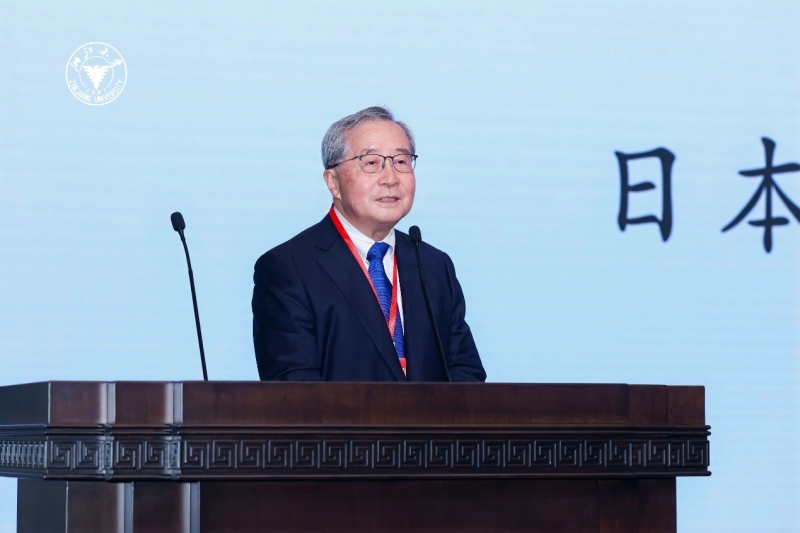 閉會式で挨拶する日本財団の尾形武壽理事長（寫真提供?浙江大學）。