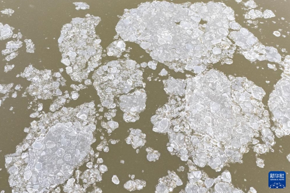 黒竜江の漠河區(qū)間に広がる「跑氷排」の景色（10月31日、ドローンによる撮影?張晏搏）。