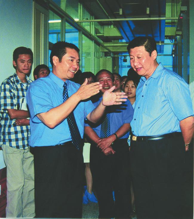 2001年10月、中國(guó)電信福建支社を訪れ、情報(bào)化の進(jìn)捗狀況を視察する當(dāng)時(shí)中國(guó)共産黨福建省委員會(huì)副書記（省長(zhǎng)）だった習(xí)近平氏（資料寫真）