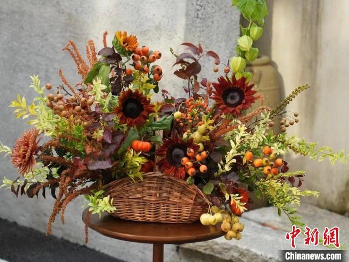 「秋拾い」にインスピレーションを得てフラワーデザイナーが作ったアレンジメント作品。(畫(huà)像は取材対応者が提供)