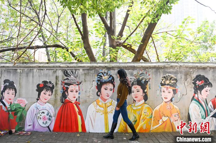 伝統(tǒng)文化の素晴らしさ伝える「紅樓夢(mèng)」の壁畫　湖南省長(zhǎng)沙