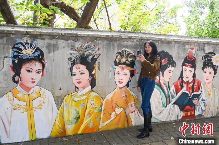 伝統(tǒng)文化の素晴らしさ伝える「紅樓夢(mèng)」の壁畫　湖南省長(zhǎng)沙