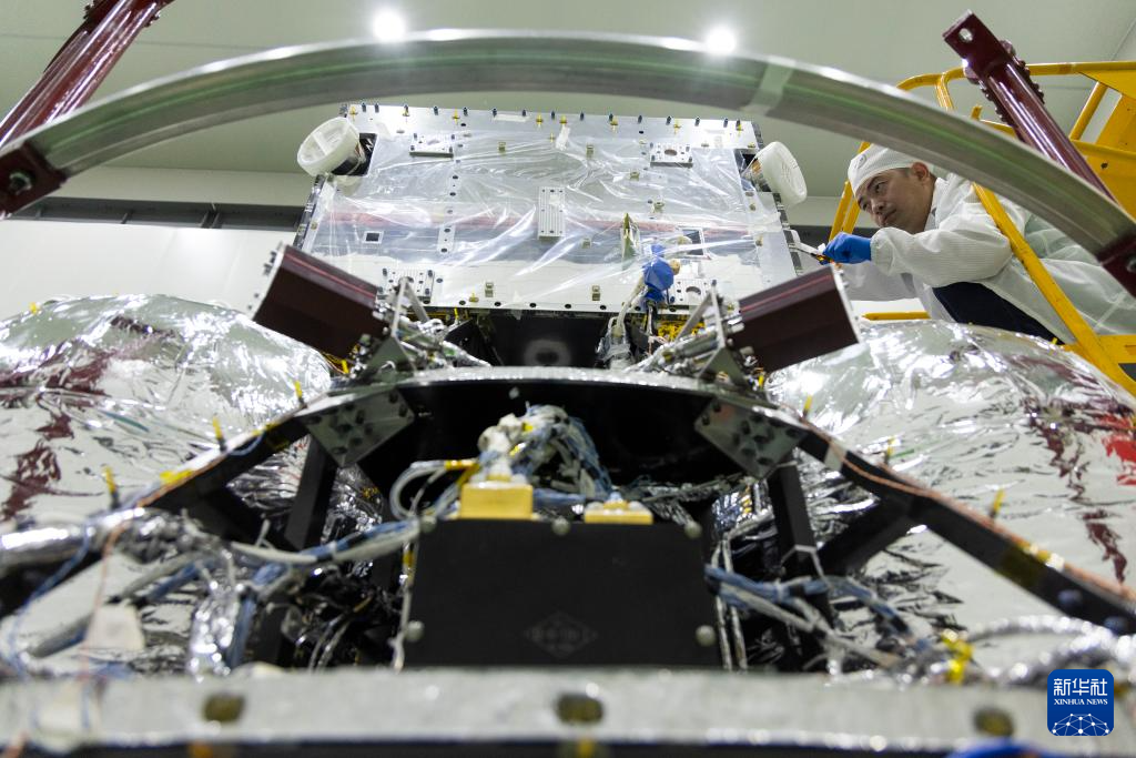 上海市にある中國科學(xué)院マイクロ衛(wèi)星イノベーション研究院総組立工場(chǎng)で4日、「スマイル」衛(wèi)星の最終検査を行う科學(xué)研究者（撮影?金立旺）。