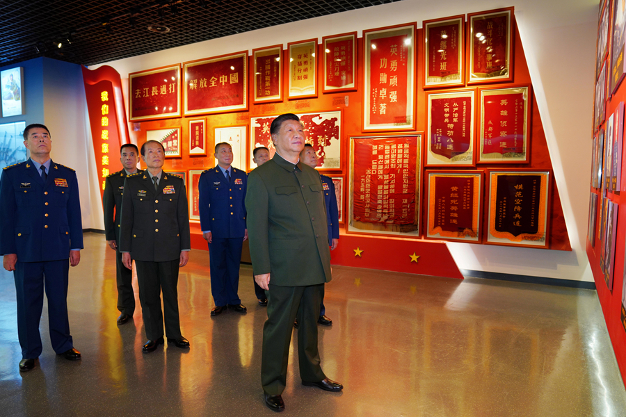 習(xí)近平総書(shū)記が空挺兵軍を視察「強(qiáng)大な現(xiàn)代的空挺兵部隊(duì)の整備に努力」