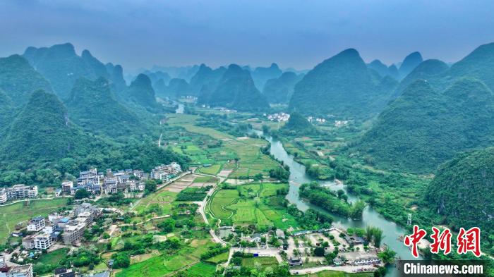 広西壯族自治區(qū)陽(yáng)朔県の遇竜河観光道路。撮影?莫寒琳