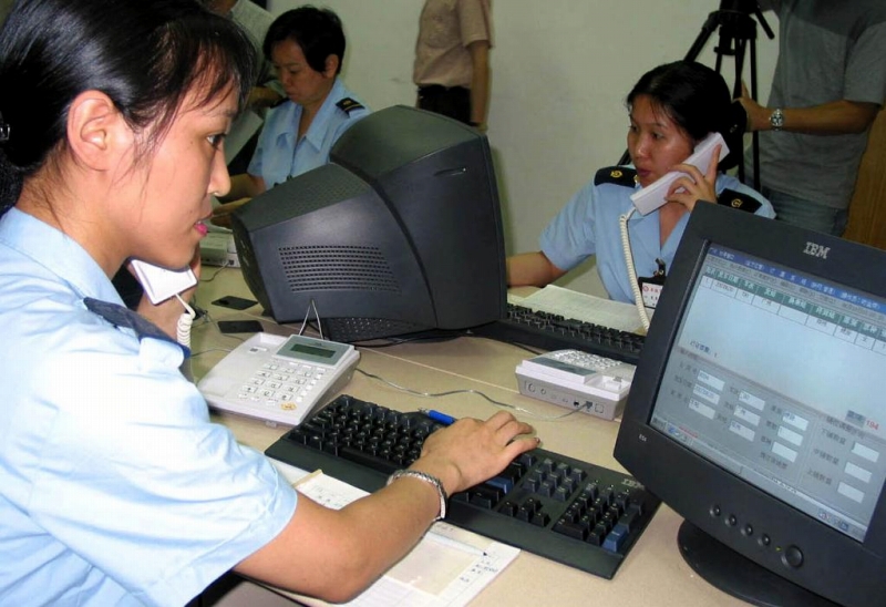 2003年6月18日、乗客から電話で発券予約を受ける広東羊城鉄道のオペレーター。（撮影?周文傑）