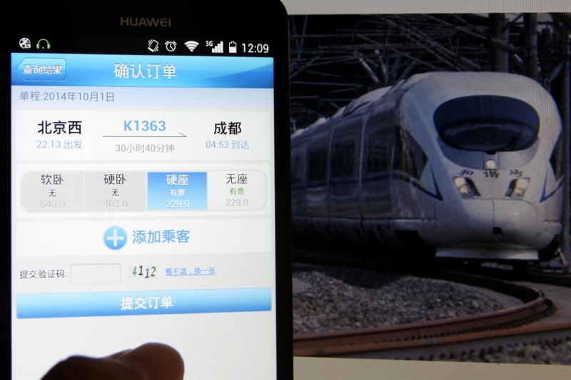 2014年9月12日、スマホの12306アプリを使って國慶節(jié)（建國記念日、10月1日）にともなう連休初日の鉄道切符を予約購入する北京市民。