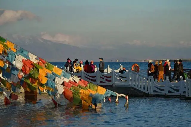 2024年10月18日、青海湖二郎剣景勝地を訪れる観光客。（撮影?張龍）