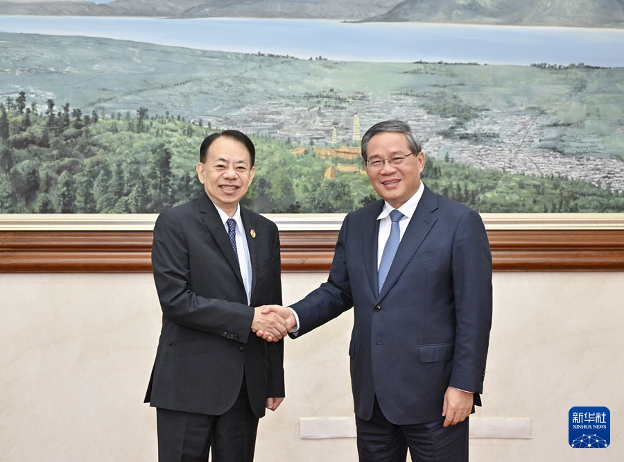 李強(qiáng)総理は6日午後、雲(yún)南省昆明市で、大メコン圏（GMS）経済協(xié)力第8回首脳會(huì)議に出席するため中國を訪れていた淺川雅嗣アジア開発銀行（ADB）総裁と會(huì)談した（撮影?殷博古）