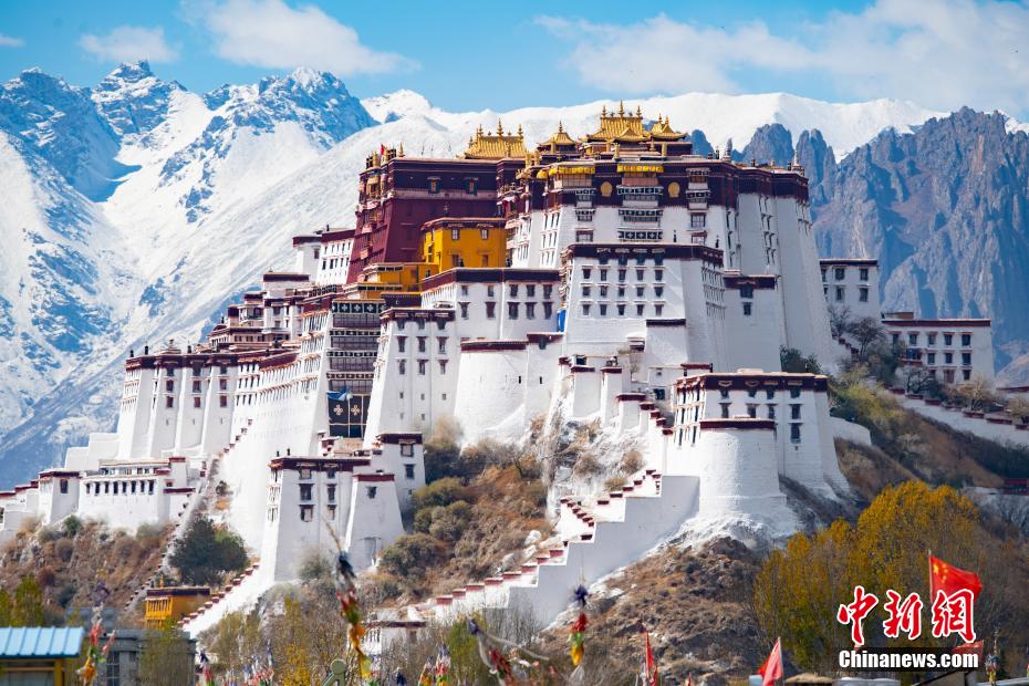 雪化粧を施した山々を背にしたポタラ宮　西蔵?拉薩