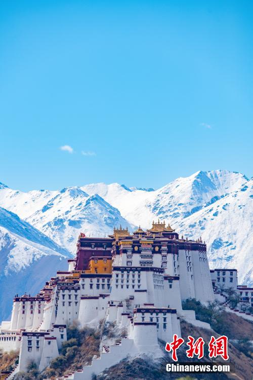 雪化粧を施した山々を背にしたポタラ宮　西蔵?拉薩