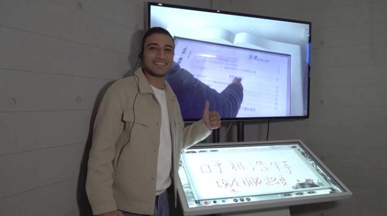 呼和浩特彫刻蕓術(shù)館で記念に中國(guó)語(yǔ)でサインするエジプト人記者?マーザン。撮影?袁蒙