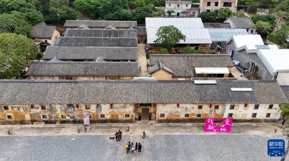 11月9日、「客家囲屋」をリノベーションして作られた「長(zhǎng)守演劇谷」（ドローンによる撮影?梁旭）