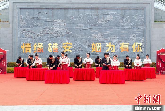 「雄安新區(qū)第4回新中國(guó)式集団結(jié)婚式」が開催　河北省