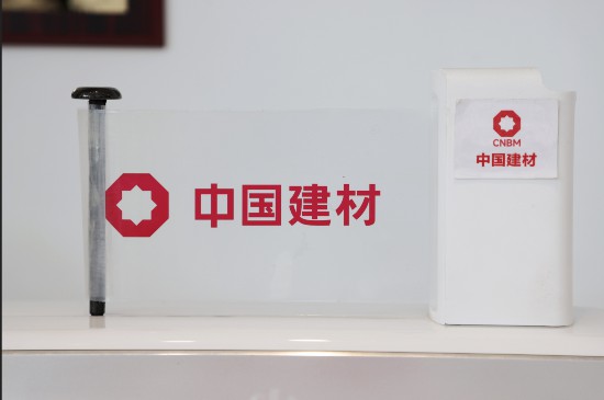 30マイクロメートルフレキシブル折り畳みガラス。撮影?王暁飛