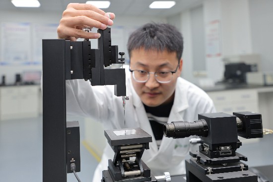 ガラスの関連性能を検査する作業(yè)員。撮影?王暁飛