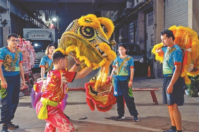 中國(guó)のコーチ（手前）から指導(dǎo)を受けるペルーの青年4人。一番左がアルフレドさん。