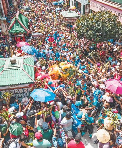 ペルーで獅子舞を披露し、多くの観客を魅了するペルー中華通恵総局の獅子舞チーム。