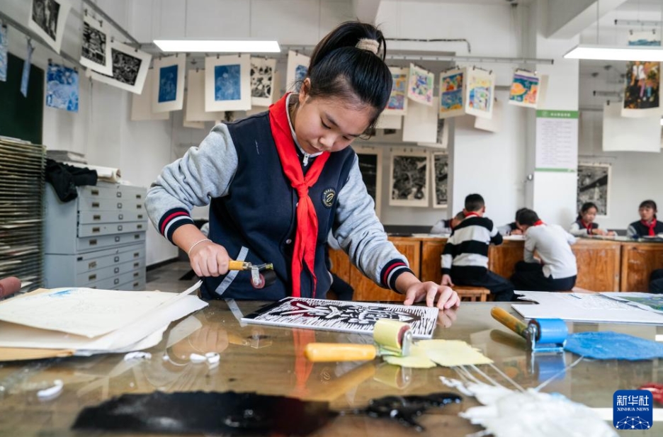 伝統(tǒng)文化を?qū)Wびに取り入れた小學(xué)校　雲(yún)南省曲靖