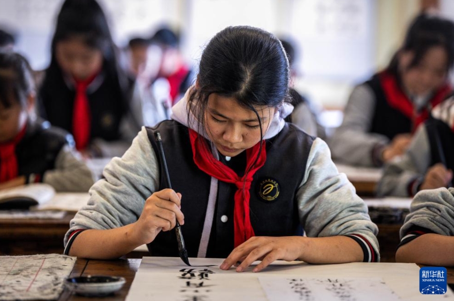 伝統(tǒng)文化を?qū)Wびに取り入れた小學(xué)?！‰?yún)南省曲靖