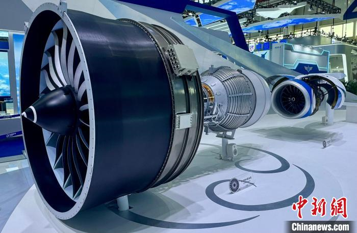 中國航空エンジンが今回の航空ショーで展示した「CJ2000」「CJ1000A」航空機エンジン。撮影?孫自法