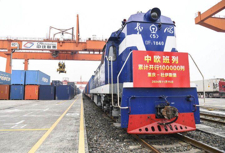 重慶団結(jié)村中心駅で発車前の準(zhǔn)備作業(yè)を行う運(yùn)行本數(shù)10萬(wàn)本目となった重慶市とドイツのデュイスブルクを結(jié)ぶ國(guó)際定期貨物列車「中歐班列」のX8083號(hào)（11月15日撮影?王全超）。