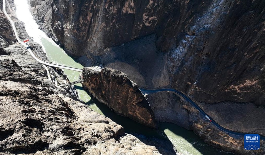 険しくも雄大な景色広がる國(guó)道「川蔵公路」