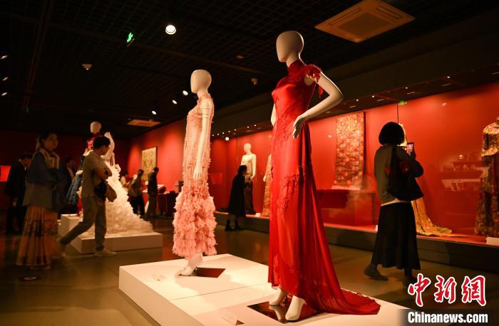 來(lái)館者を魅了した中國(guó)の花嫁衣裳（11月16日撮影?王剛）。