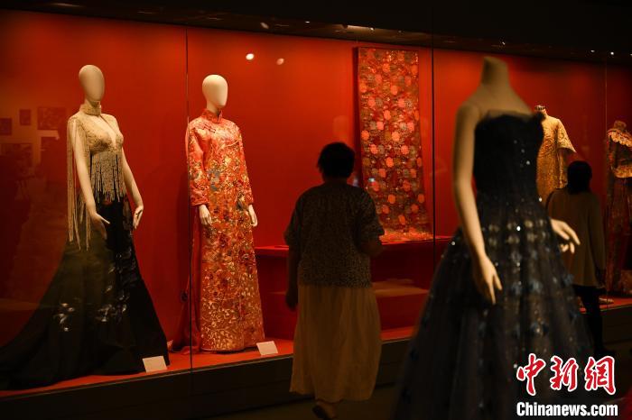 中國の花嫁衣裳の數(shù)々が來館者を魅了　浙江省杭州