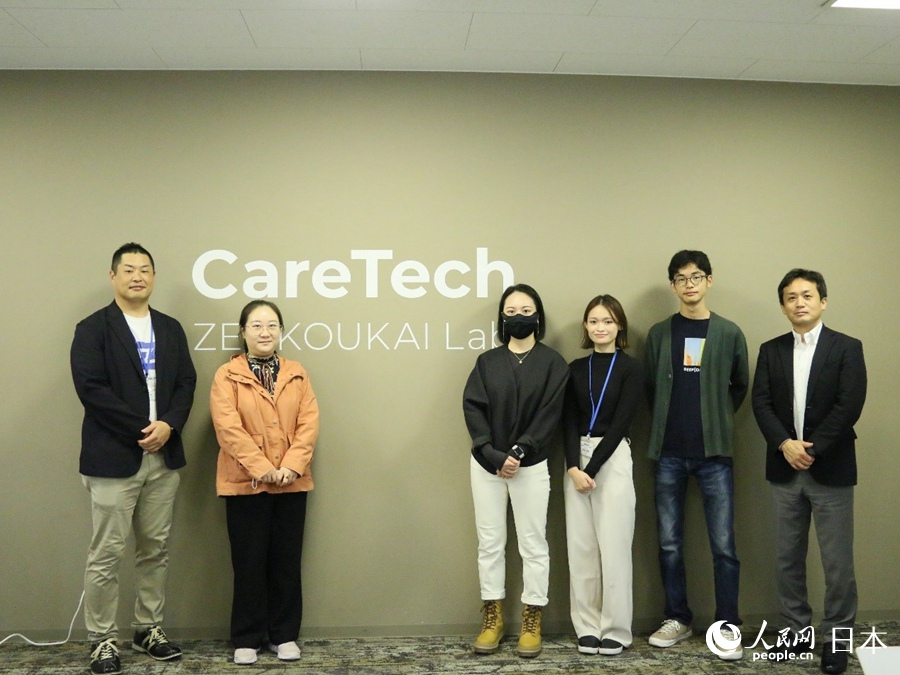 福祉をテーマにしたフィールドワークに參加した中日の若者と関係者（撮影?許可）。