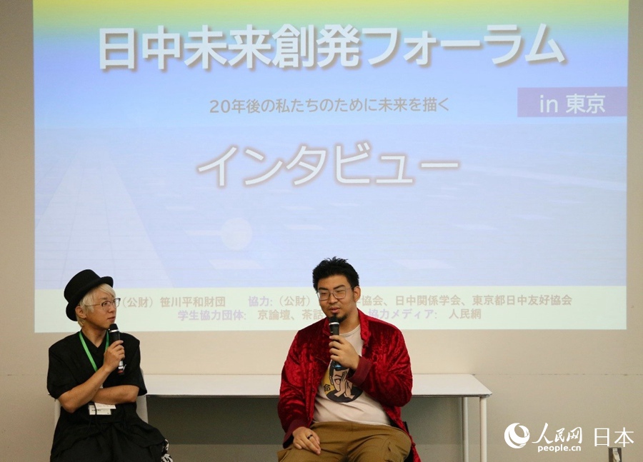 異文化コミュニケーションについて語(yǔ)る中日のインフルエンサー（撮影?許可）。