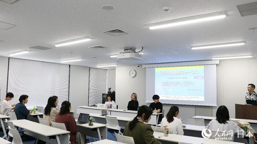 積極的に交流する中日の若者たちと業(yè)界関係者（撮影?許可）。