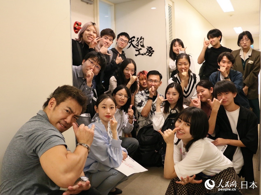 アニメ制作會(huì)社?天狗工房を見(jiàn)學(xué)した中日の若者たち（撮影?許可）。