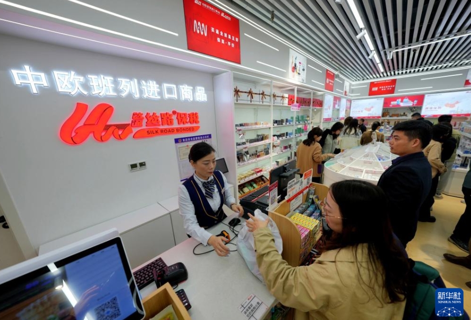 漢口駅の構(gòu)內(nèi)の保稅売店で「中歐班列」で輸入した商品を販売　湖北省