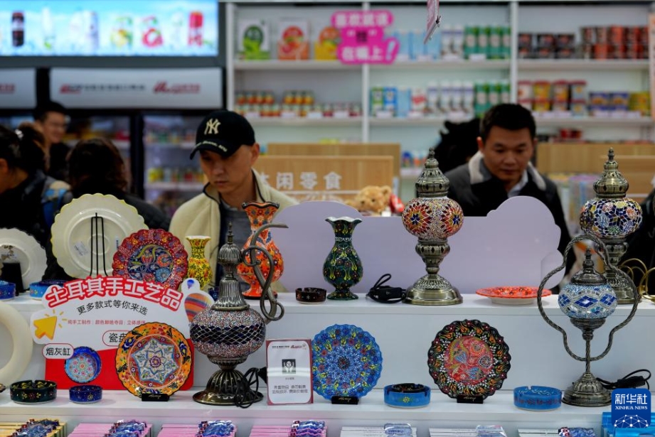 漢口駅の構(gòu)內(nèi)の保稅売店で「中歐班列」で輸入した商品を販売　湖北省