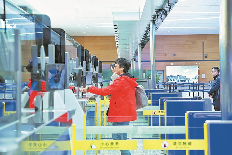 出入國(guó)手続きをする旅客。