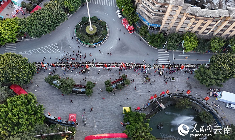 「天下最長の宴席」と言われる緑春県の「長街古宴」（撮影?李建東）。