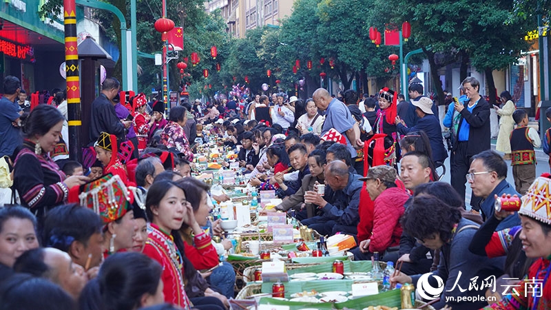 緑春県の伝統(tǒng)的な「長街古宴」（撮影?李建東）。