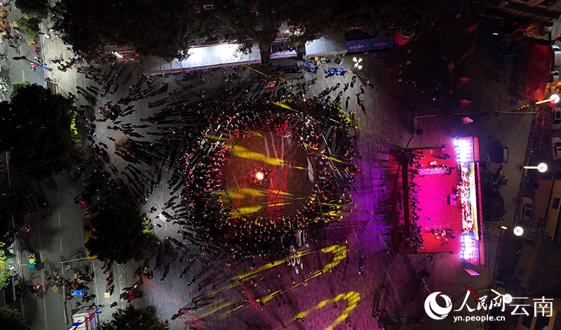 キャンプファイヤーを囲むイベント（撮影?李建東）。