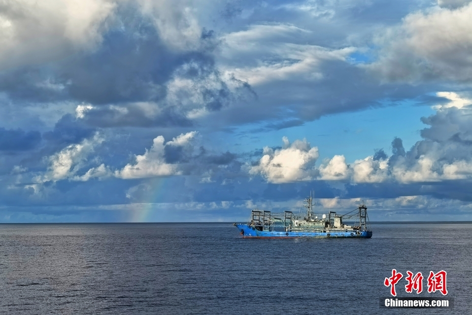 中國海警局に同行、寫真で見る黃巖島