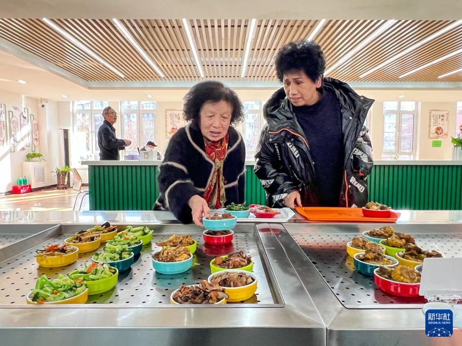 高齢者の心に溫もり與えるシニア食堂　吉林省