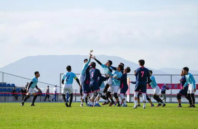 11月23日、「花炮」を激しく奪い合う選手たち（撮影?晉美多吉）。