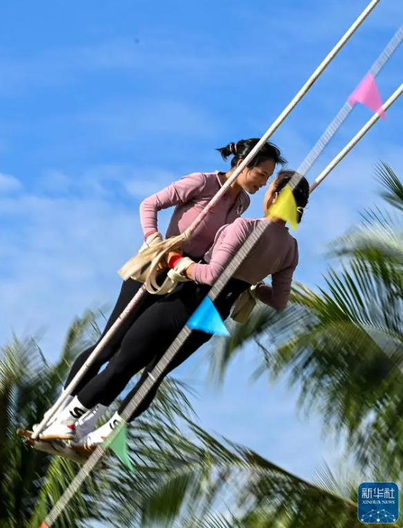 試合でブランコを漕ぐ選手たち（撮影?曹禕銘）。