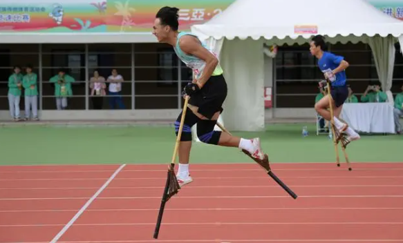 男子100メートル竹馬レースで疾走する選手たち（撮影?楊光）。