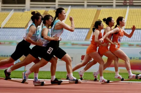 「板鞋競(jìng)爭(zhēng)」でタイミングを合わせて走る男性3人組（撮影?蔡文娟）。