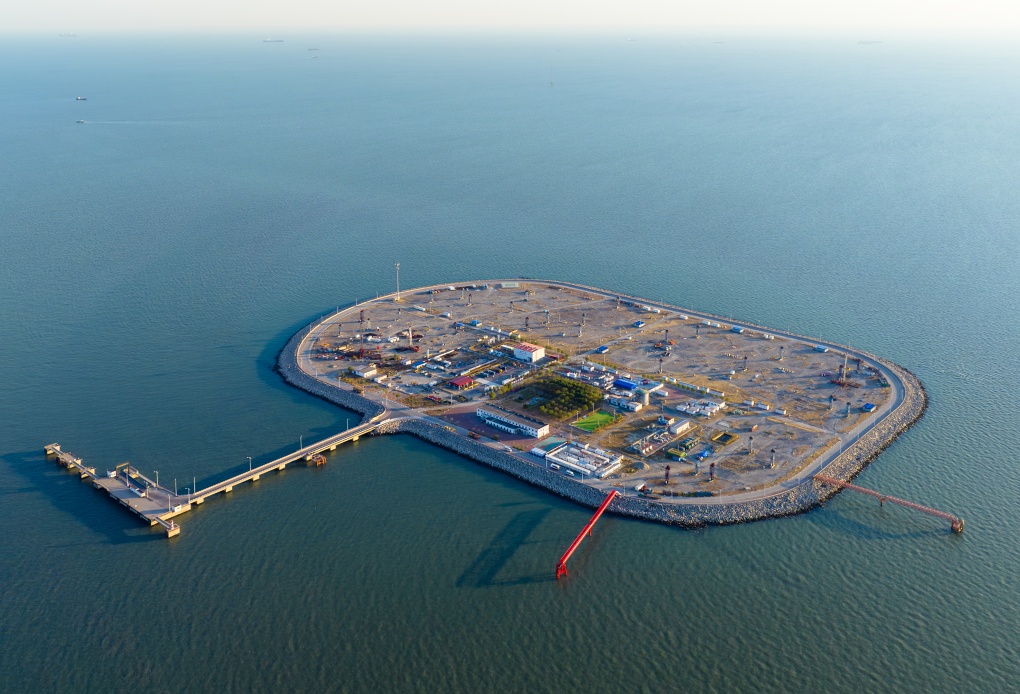 10月15日、南堡1號ガス貯蔵施設(shè)を空撮（ドローン寫真）。（寫真提供は中國石油冀東油田分公司）