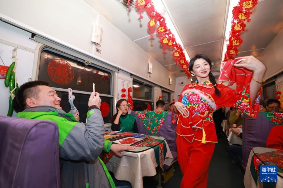 黒竜江省で東北エリアの民間の風(fēng)俗?習(xí)慣をテーマにした旅客列車運(yùn)行