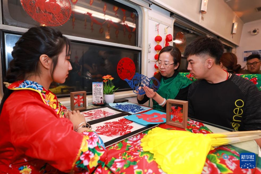 黒竜江省で東北エリアの民間の風(fēng)俗?習(xí)慣をテーマにした旅客列車運(yùn)行