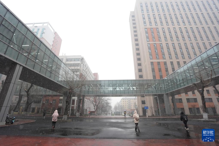 哈爾浜工業(yè)大學(xué)でフル活用されている「冬でも暖かい渡り廊下」 　黒竜江省